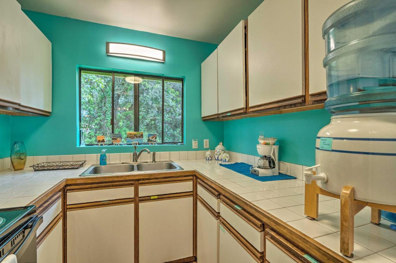 Peaceful Abode With Deck, 13 Mi To Black Sand Beach! Naalehu Ngoại thất bức ảnh