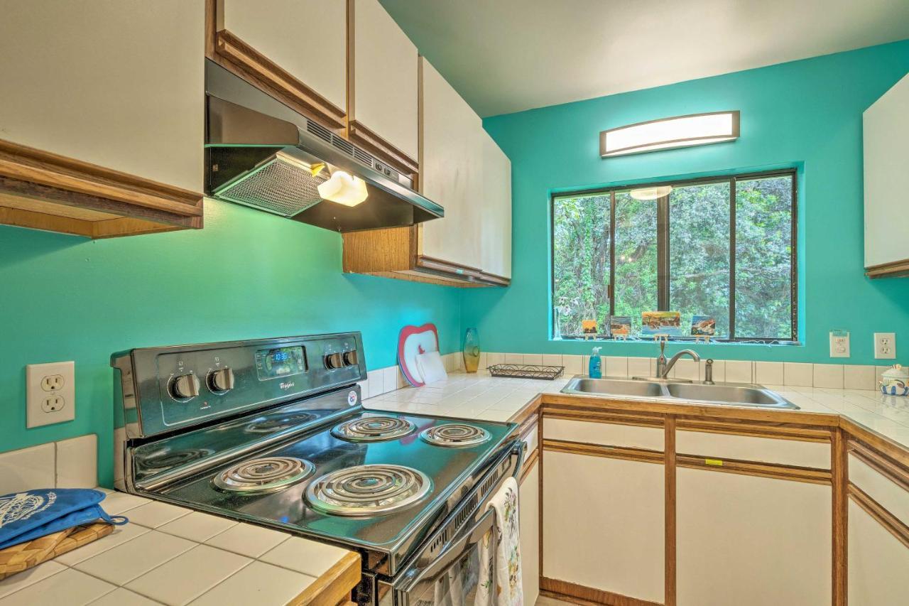 Peaceful Abode With Deck, 13 Mi To Black Sand Beach! Naalehu Ngoại thất bức ảnh